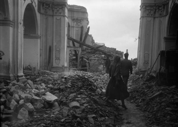 Italia del Sud. Calabria - terremoto - macerie della chiesa semi distrutta