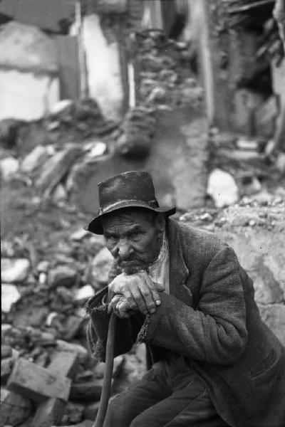 Italia del Sud. Calabria - terremoto - ritratto maschile - terremotato - uomo