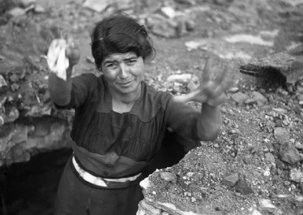 Italia del Sud. Calabria - terremoto - ritratto femminile - terremotata - donna