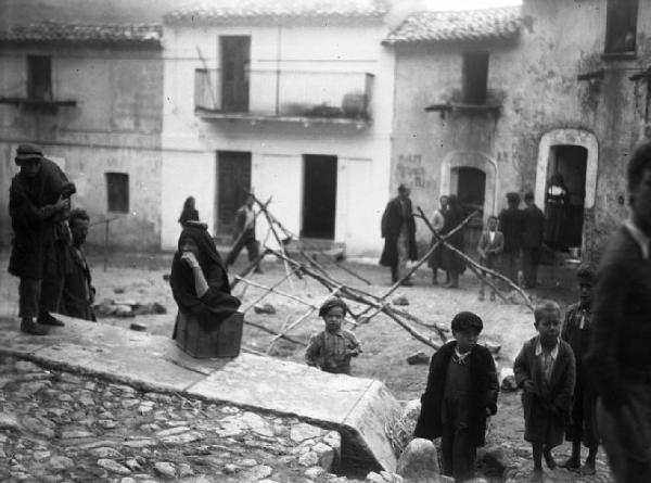 Italia del Sud. Calabria - terremoto - piazza di un paese