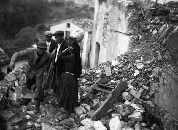 Italia del Sud. Calabria - terremoto - persone tra le macerie