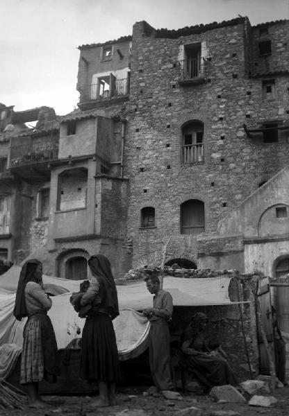 Italia del Sud. Calabria - terremoto - rifugio di fortuna tra le case