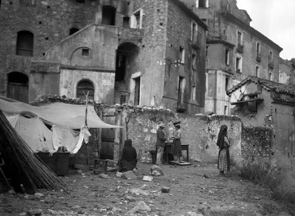 Italia del Sud. Calabria - terremoto - rifugio di fortuna tra le case