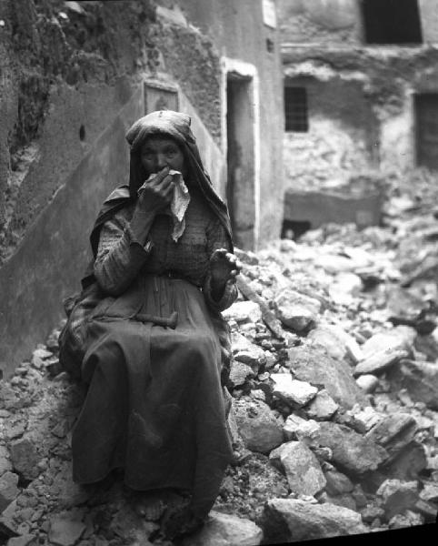 Italia del Sud. Calabria - terremoto - donna tra le macerie