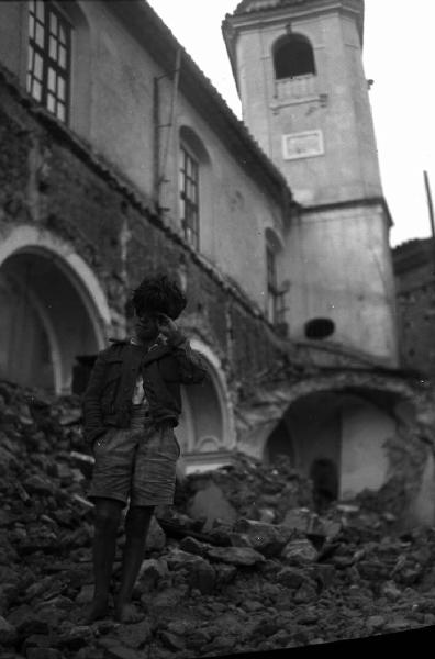 Italia del Sud. Calabria - terremoto - bambino tra le macerie
