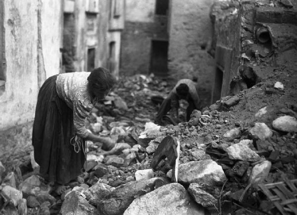 Italia del Sud. Calabria - terremoto - donne scavano tra le macerie