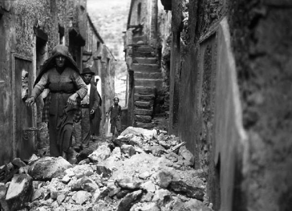 Italia del Sud. Calabria - terremoto - donne tra le macerie