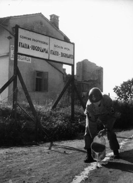 Militare americano traccia con vernice la nuova frontiera Italia-Jugoslavia nei pressi di Gorizia