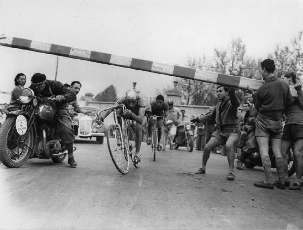 44° Giro di Lombardia. Fausto Coppi e Renzo Soldani passano sotto le sbarre di un passaggio a livello