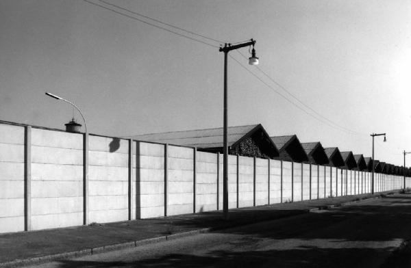 Ritratti di fabbriche 1978-1980. Milano - Viale Fulvio Testi - Edifici industriali - Muro perimetrale