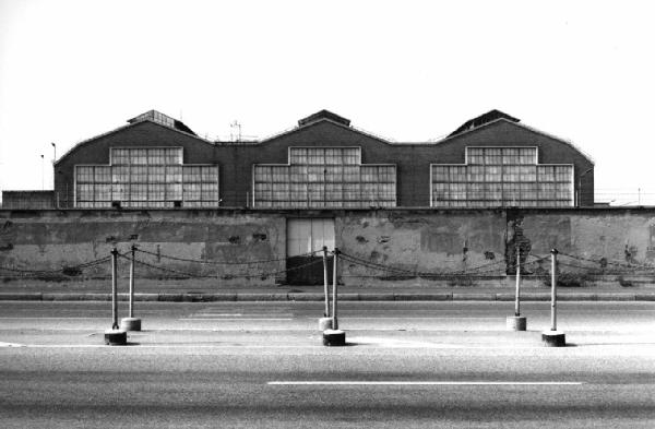 Ritratti di fabbriche 1978-1980. Milano - Via Raffaele Rubattino - edifici industriali - muro perimetrale - INNSE - Innocenti