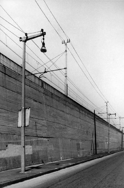 Ritratti di fabbriche 1978-1980. Milano - Via Predil - Muro perimetrale - Stazione ferroviaria di Lambrate - Lampione (illuminazione stradale) - Tralicci e linee elettriche ferroviarie