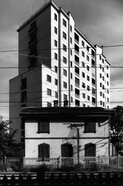 Ritratti di fabbriche 1978-1980. Corsico - Via Liberazione - Casa - Edificio residenziale a torre - Binari ferroviari
