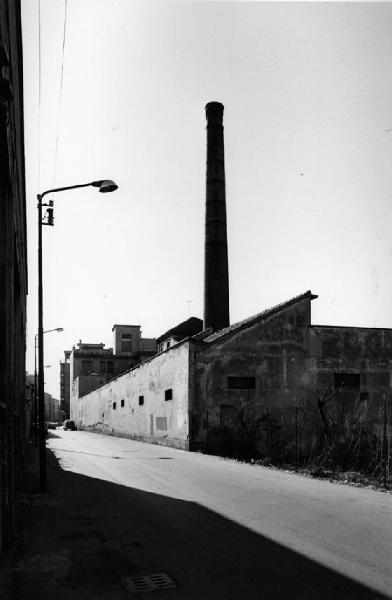 Ritratti di fabbriche 1978-1980. Milano - Via Barletta - Edificio industriale - Ciminiere