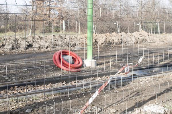 Tramsformazione. Milano - Cinisello Balsamo - parco Nord - Cantiere della metrotranvia - Rete metallica, binari, tubo rosso e palo verde