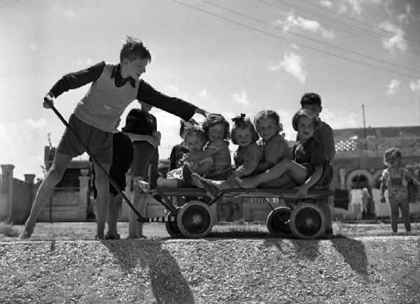 Italia del Sud. Puglia - Ritratto di gruppo: bambini su carretto