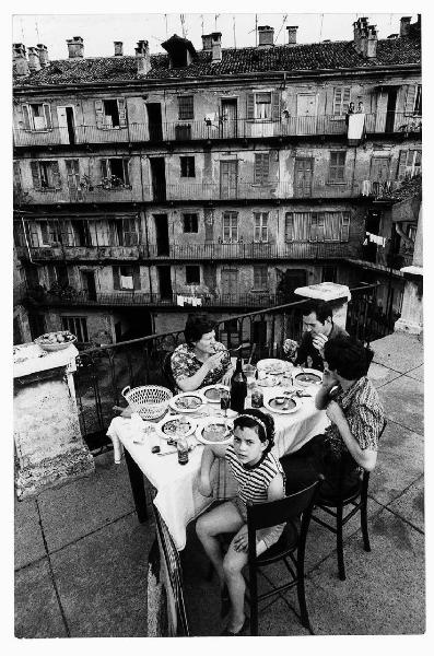 Milano - Casa di ringhiera - Pranzo sul terrazzo - Famiglia a tavola