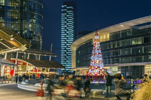 Milano. Piazza Gae Aulenti - Fontana - Albero di Natale - Passanti - Sullo sfondo: torre Solaria
