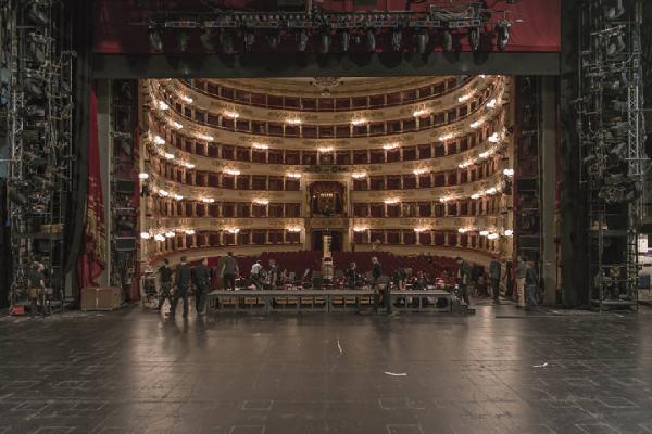 Milano. Teatro alla Scala - Interno - Veduta della sala dal palco - Retroscena - Tecnici al lavoro sul palco