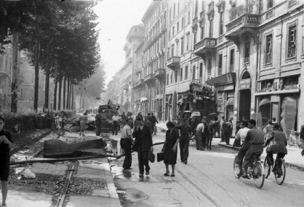Italia Seconda Guerra Mondiale. Milano - La città dopo il bombardamento del 12 agosto 1943 - Sfollati - Binari del tram