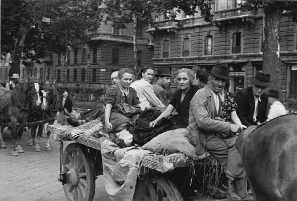 Italia Seconda Guerra Mondiale. Milano - La città dopo il bombardamento del 12 agosto 1943 - Sfollati - Carro trainato da un cavallo