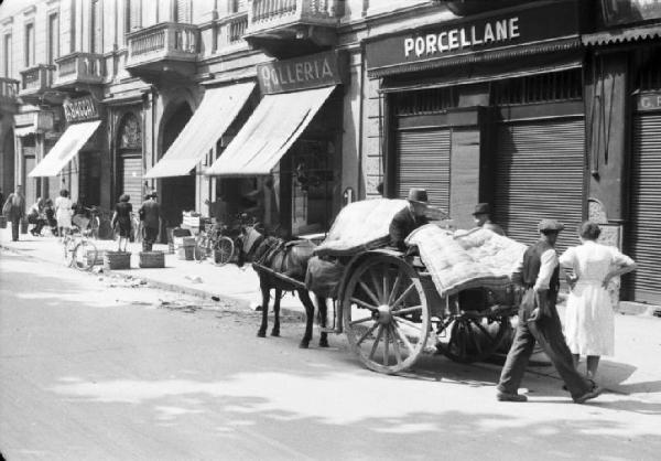 Italia Seconda Guerra Mondiale. Milano - La città dopo il bombardamento del 12 agosto 1943 - Sfollati - Carro trainato da cavallo