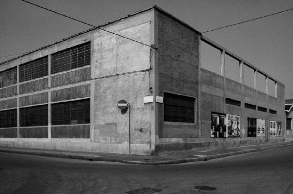 Ritratti di fabbriche 1978-1980. Milano - Via Oristano angolo via Nuoro - Edificio industriale - Manifesti pubblicitari