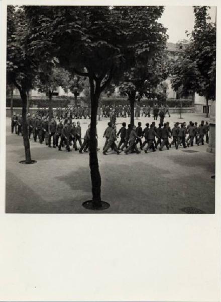 Ritratto di gruppo - Sfilata - Ragazzi in divisa marciano in quadrato / Milano - Istituto Derelitti di via Settembrini - Corte interna