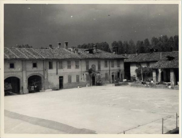 Pantigliate - Cascina Nuova - Aia con casa padronale, grananio e portico