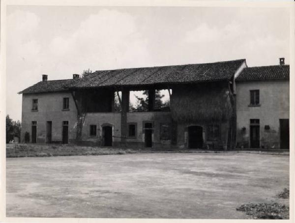 San Giuliano Milanese - Cascina Cassinazza - Aia con stalla e casa colonica