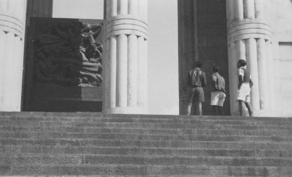 Ritratto di gruppo - Ico Parisi con due uomini - Monumento alla vittoria - Trento