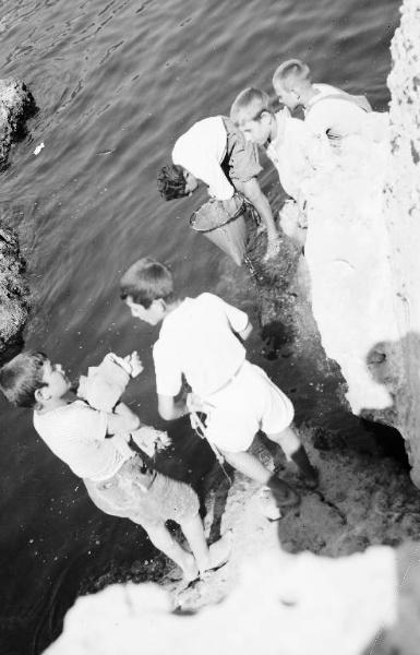 Sicilia - Bambini a pesca sugli scogli