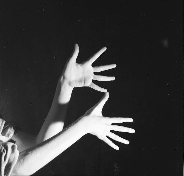 Copro umano - Mani femminili