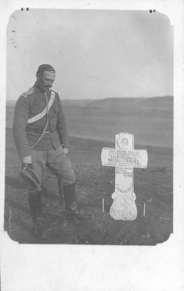 Esercito bulgaro - Uniformi / Lapidi / Stoianov, Nikola - Tomba - Visita da parte di un ufficiale bulgaro -- Turchia - Lüleburgaz - Cimitero di guerra