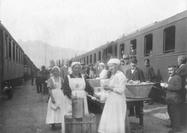 Alimenti - Distribuzione agli emigrati politici e ai reduci di guerra da parte di personale della Delegazione di Zurigo della Croce Rossa Italiana -- Svizzera - Buchs - Stazione ferroviaria