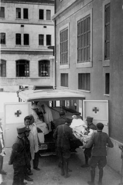Malato - Trasporto - Impiego di un'autoambulanza Alfa Romeo da parte di personale della Croce Rossa Italiana -- Roma