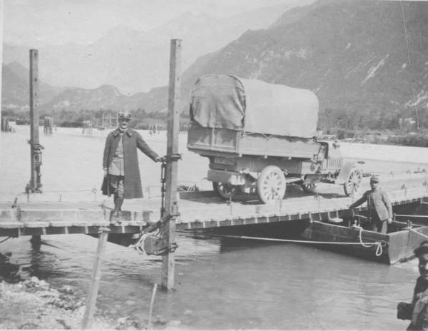 Esercito italiano - Autocarro - Transito su ponte su barche -- Isonzo (Fiume)
