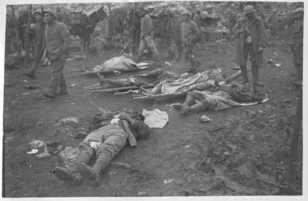 Esercito italiano - Caduti - Caricamento su barelle -- Doberdò del Lago