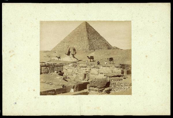 Sito archeologico - Egitto - Il Cairo (località di Giza) - Sfinge, piramide di Cheope e resti del tempio funerario di Chefren / Ritratto di gruppo - uomini egiziani con cammelli