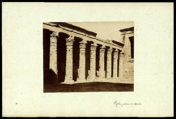 Sito archeologico - Egitto - Idfu - Tempio di Horus - Colonnato ovest del cortile peristilo