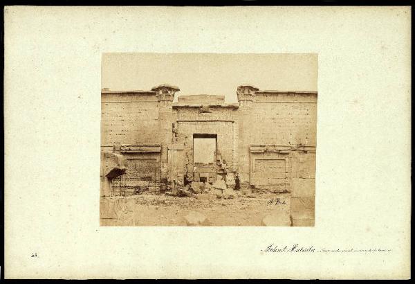 Sito archeologico - Egitto - Medinet Habu - Tempio di Amon - Cortile romano e pilone tolemaico visti da est / Ritratto maschile - Tre uomini egiziani