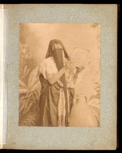 Ritratto femminile - Donna velata che suona un tamburello - Egitto