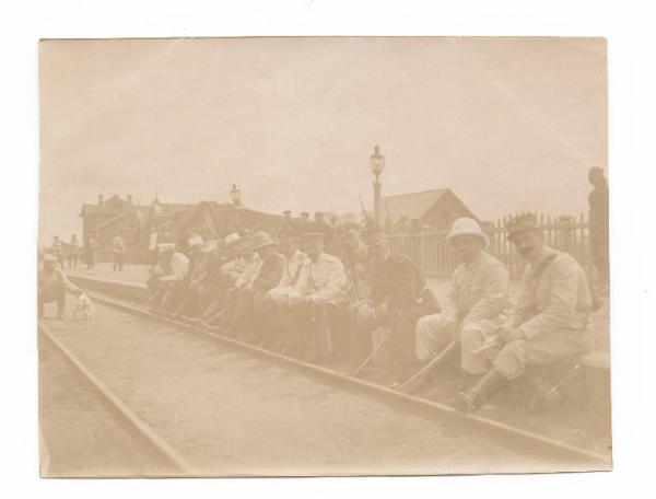 Guerra russo-giapponese - Ritratto di gruppo maschile - Militari - Addetti militari esteri al campo russo seduti lungo una ferrovia - Russia - Manciuria - Liaoyang