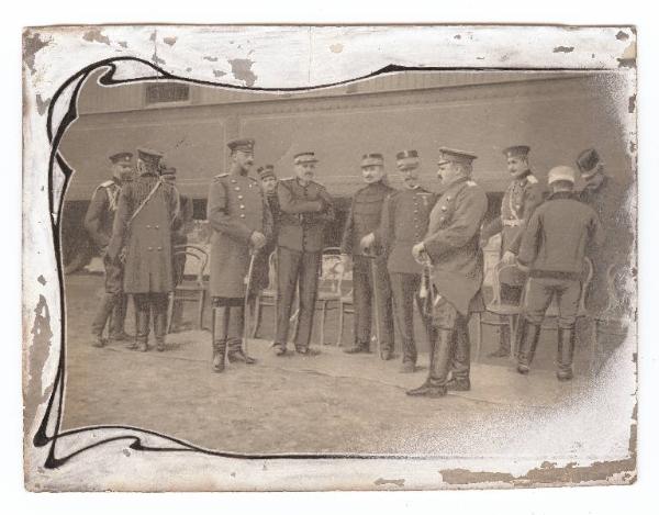 Guerra russo-giapponese - Ritratto di gruppo maschile - Militari - Addetti militari esteri al campo russo conversano nei pressi di un treno - Russia - Manciuria