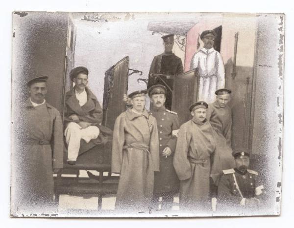 Guerra russo-giapponese - Ritratto di gruppo maschile - Militari - Marinai della corazzata russa Petropavlosk sopravvissuti alla battaglia di Port Arthur su un treno ospedale - Russia - Manciuria - Liaoyang