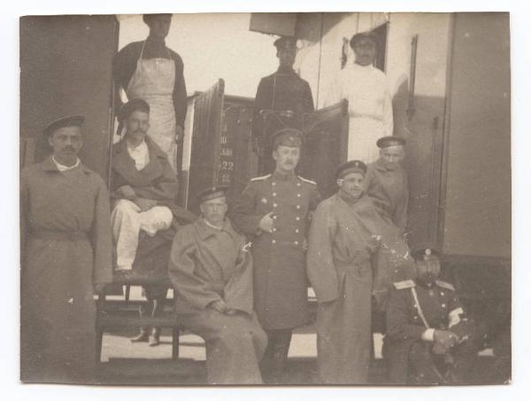 Guerra russo-giapponese - Ritratto di gruppo maschile - Militari - Marinai della corazzata russa Petropavlosk sopravvissuti alla battaglia di Port Arthur su un treno ospedale - Russia - Manciuria - Liaoyang