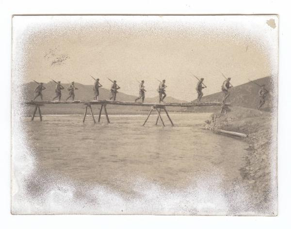 Guerra russo-giapponese - Russia - Manciuria - Landiansan - Soldati del Decimo corpo di d'armata russo attraversano il fiume Reka Tankhe su ponte di legno allestito dai Pontieri