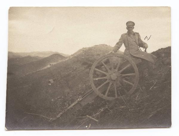 Guerra russo-giapponese - Ritratto maschile - Militare - Tenente russo del Terzo Corpo di Siberia Egoniev con un pezzo d'artiglieria da montagna - Russia - Manciuria - Fanscin