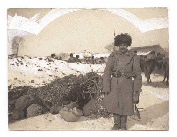 Guerra russo-giapponese - Ritratto maschile - Militare - Soldato russo accanto ad un ricovero del tipo zemlianka - Russia - Manciuria - Khailinsai