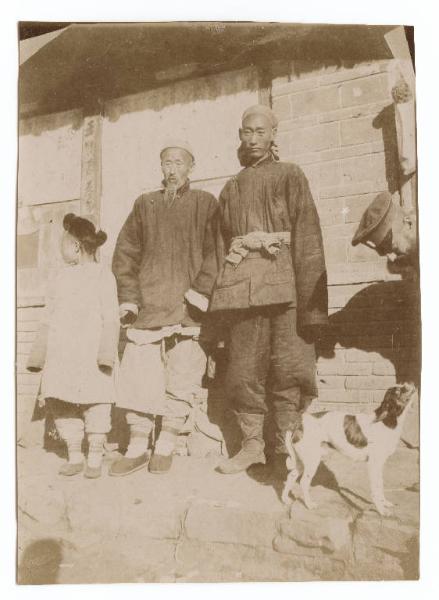 Guerra russo-giapponese - Ritratto di gruppo maschile - Due uomini cinesi accusati di spionaggio ed un bambino - Russia - Manciuria - Mukden